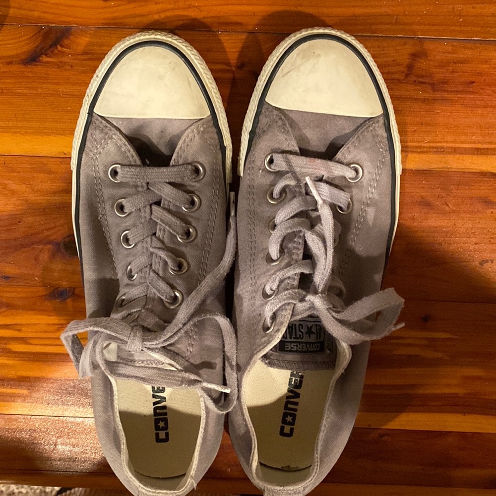Converse allstars-W  size 8. Still have a lot of life. Good used condition.